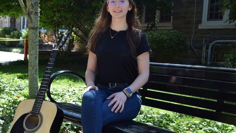 Penn State 阿宾顿 graduate Vanessa Sexton posing with guitar