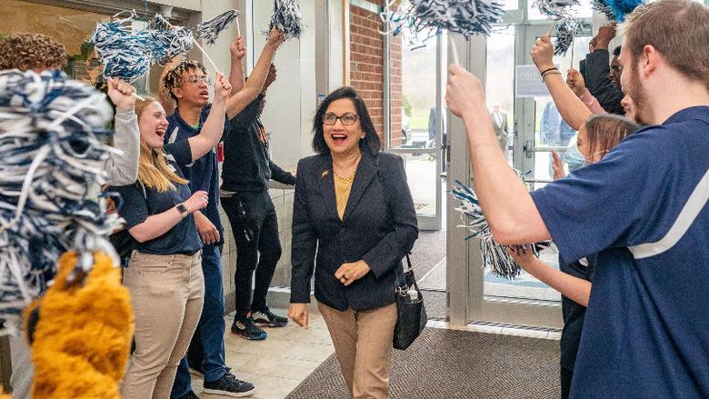 总统-elect Neeli Bendapudi is welcomed by crowd 